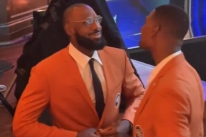 詹姆斯以夢八隊成員身份入選名人堂 并穿上了名人堂夾克！