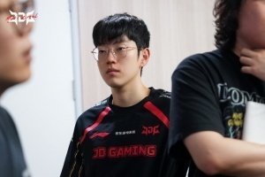 中單三把夢游怎么玩？JDG慘遭讓二追三 吧友們覺得誰的問題最大？