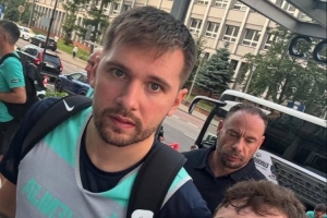 瘦了也帥了！自媒體曬東契奇近期與球迷合照&訓(xùn)練照