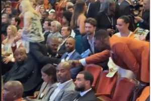 詹姆斯現(xiàn)身名人堂頒獎禮現(xiàn)場 和老隊友波什握手寒暄致意