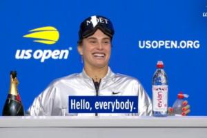 笑容停不下來！成功衛(wèi)冕后薩巴倫卡拿著香檳和水出席發(fā)布會