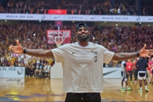 耐克曬官方集錦回顧詹姆斯中國(guó)行：誰(shuí)不想在詹姆斯面前打出名堂