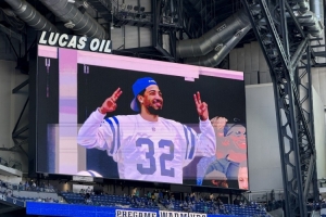 印城主人翁！哈利現(xiàn)身同城NFL球隊小馬隊主場觀看揭幕戰(zhàn)