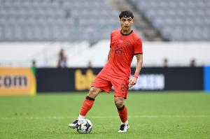 吾米提江談對澳大利亞：場地條件有所影響，所以防守就簡單干凈點