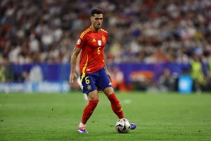 中場(chǎng)球員為西班牙成年隊(duì)戴帽，過(guò)去15年僅伊斯科和梅里諾做到