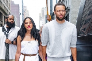 庫里攜妻子現(xiàn)身美網(wǎng)決賽&被驚出表情包 阿耶莎妝容絕美