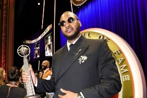 詹韋同框&甜瓜魔獸獲獎！NBA官方曬昨日名人堂現(xiàn)場照片