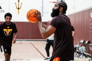 登哥瘦了？亞利桑那州大男籃官媒曬哈登回母校訓(xùn)練的照片