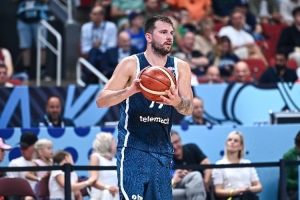 媒體人：東契奇多項數(shù)據(jù)領(lǐng)跑全隊 不禁想起有人說他身材管理不行