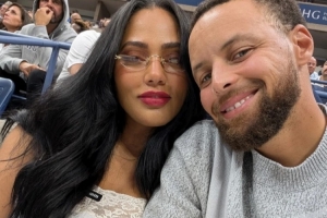 現(xiàn)場撒糖！庫里曬與妻子阿耶莎美網(wǎng)觀賽照 庫爹也出鏡！