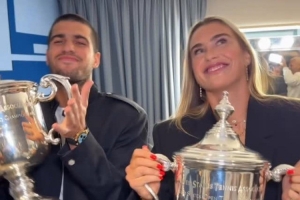 薩巴倫卡與阿爾卡拉斯同框捧杯慶祝美網(wǎng)奪冠，兩人生日為同一天