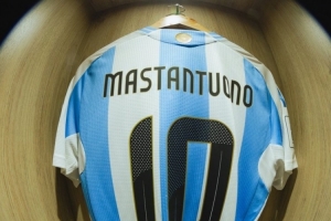 傳承！18歲馬斯坦托諾今日將身穿阿根廷10號(hào)球衣