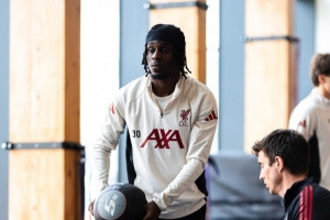 復(fù)出在即！利物浦社媒曬弗林篷恢復(fù)訓(xùn)練照，此前球員診斷腿筋受傷