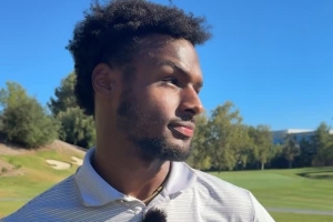 子強(qiáng)于父？布朗尼已開(kāi)始打高爾夫四個(gè)月 完成流暢揮桿動(dòng)作