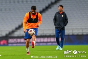 山東泰山在進(jìn)行賽前踩場(chǎng)訓(xùn)練，積極備戰(zhàn)明天與上海申花的中超聯(lián)賽