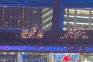 熱情山東！遠(yuǎn)征客場(chǎng)，泰山球迷用閃光燈拼出“山東”二字支持球隊(duì)