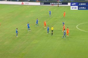 泰山球員投訴馬納法禁區(qū)內(nèi)手球，VAR介入后裁判示意沒有犯規(guī)
