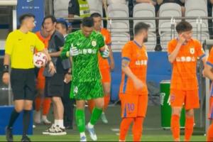 訴苦！王彤找瓦科交流，指了指麥麥提江，隨后指向自己的腦袋