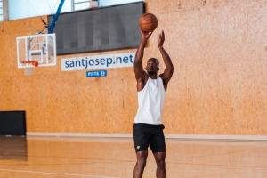 巴特勒社媒更新近期動(dòng)態(tài) 一邊度假一邊訓(xùn)練兩不耽誤