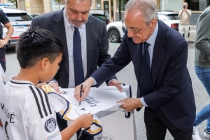 弗洛倫蒂諾抵達圣塞巴斯蒂安&與球迷互動，將現(xiàn)場觀戰(zhàn)皇馬vs皇社