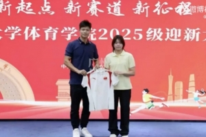 本科生來了！全紅嬋到暨南大學(xué)報(bào)到，與院長(zhǎng)蘇炳添合影