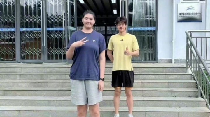 1米92潘展樂和2米26張子宇同框網(wǎng)友：小潘秒變“小手辦”