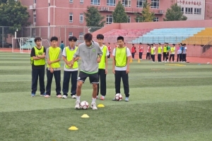 北京國安走進建大附中，給學(xué)生們帶來一堂足球公益體驗課