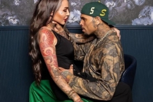 妻子：我能坐歌手克里斯-布朗腿上拍些熱辣照嗎？大將軍：沒問題