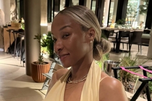 詹姆斯曬妻子照片慶祝結(jié)婚紀(jì)念日：紀(jì)念日快樂(lè) 我愛(ài)你！