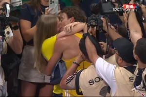 大秀恩愛杜普蘭蒂斯世錦賽奪金，與未婚妻旁若無人激情擁吻