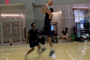 留點(diǎn)懸念！訓(xùn)練師曬布克訓(xùn)練集錦 上腳最新簽名鞋但被打上馬賽克