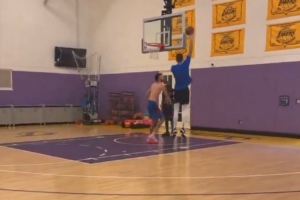 借用一下？霍姆格倫和哈爾滕施泰因在湖人球館進(jìn)行訓(xùn)練