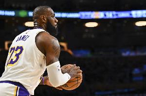 詹姆斯沒標志性動作？查爾莫斯：他標志性動作是三分線外突施冷箭