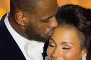 詹姆斯母親曬照：祝我的兒子兒媳結(jié)婚紀念日快樂 我為你們祈福