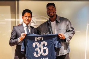 高規(guī)格?。“吞乩沼^看大巴黎比賽 主席納賽爾又送球衣又為其慶生