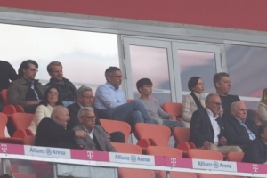 圖片報(bào)：拜仁5-0大勝漢堡時(shí)，埃貝爾父親坐在他和赫內(nèi)斯的后一排