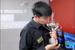 這太小了吧WST官方曬出趙心童領取復刻版世錦賽冠軍獎杯視頻
