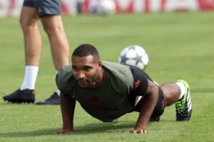 圖片報(bào)：拜仁戰(zhàn)切爾西前最后一練進(jìn)行搶圈練習(xí)，輸隊(duì)須進(jìn)行俯臥撐