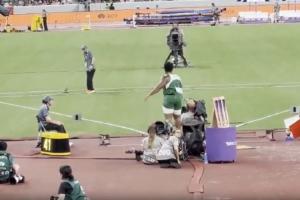 驚險！世錦鉛球決賽中，尼日利亞選手扔出的鉛球差點砸中裁判頭部