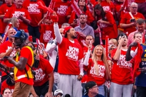 印城代言人！哈利攜未婚妻現(xiàn)場助威狂熱隊季后賽比賽！