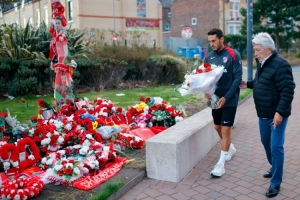 紀(jì)念若塔，馬競主席塞雷佐和隊長科克在安菲爾德球場外為其獻(xiàn)花