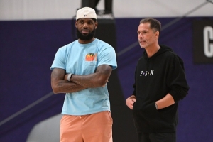 記者：詹姆斯和湖人在休賽期從未有過任何嚴肅的交易討論