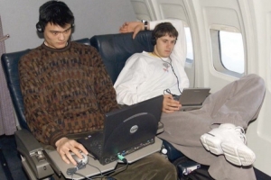 美媒曬姚明新秀年在飛機上玩過山車大亨 隊友：他玩的是戰(zhàn)火英雄