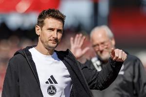 新賽季帶隊(duì)德乙1平4負(fù)！克洛澤調(diào)侃：只要沒長(zhǎng)皰疹，就說明我還行