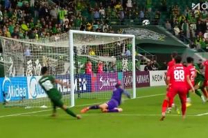 錯(cuò)失絕殺良機(jī)！方昊晃開(kāi)防守，小角度似傳似射打出另一邊邊線