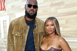 詹姆斯：任何感情都不是完美無(wú)缺的 我和妻子從高中起就風(fēng)雨同舟