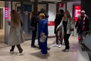 老熟人！博努奇與阿涅利在阿賈克斯主場相遇并寒暄