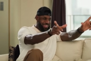 詹姆斯：我一直以為科比的手勢(shì)代表某種戰(zhàn)術(shù) 后來(lái)發(fā)現(xiàn)是拿球單打