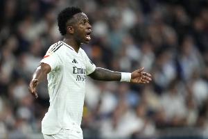 阿斯：維尼修斯在被換下后摔掉水瓶表示不滿，舉起雙臂抱怨