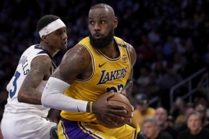 詹姆斯防守差？肯揚(yáng)-馬?。喝绻易銐蚵斆?那就無需過于賣力